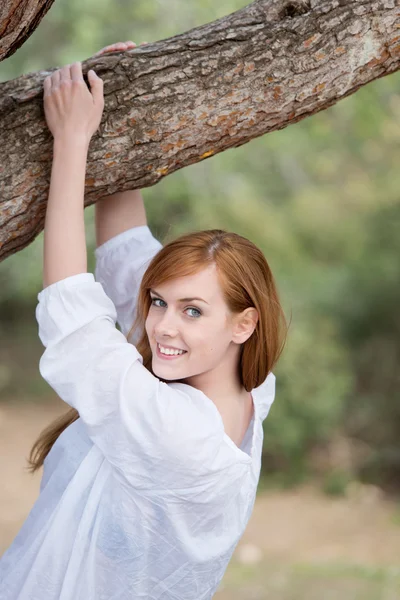 Lachende vrouw in bos — Stockfoto