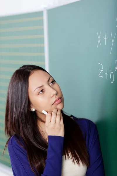 Estudante pensando sobre a fórmula matemática — Fotografia de Stock