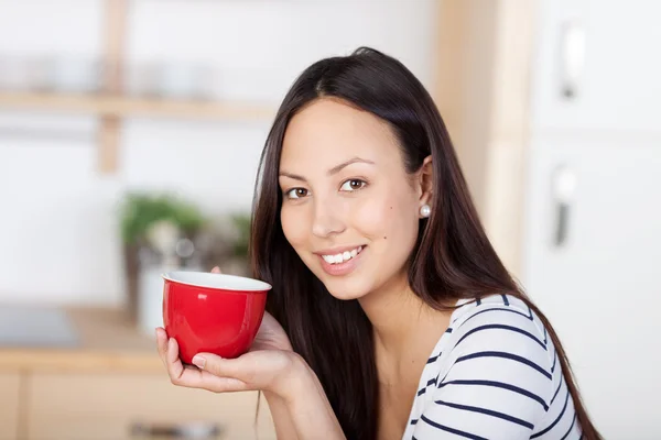 Mujer sonriente disfrutando de una taza de café — Foto de Stock