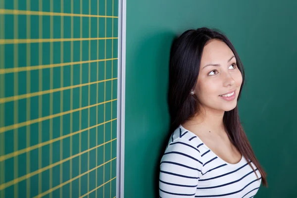 Sonriente adolescente en la escuela mirando hacia arriba — Foto de Stock