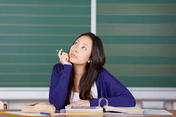 Estudiante pensando en el trabajo escolar —  Fotos de Stock