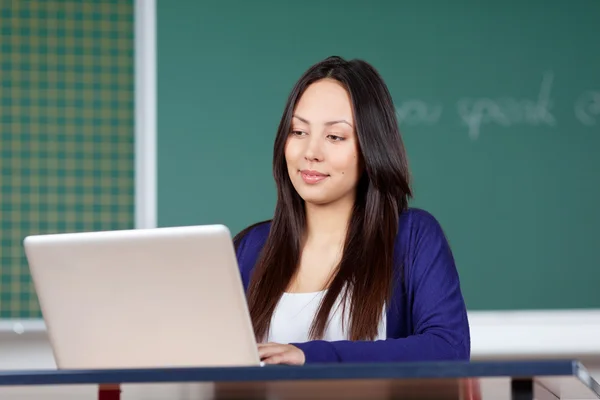 Estudante do sexo feminino usando laptop na escola — Fotografia de Stock