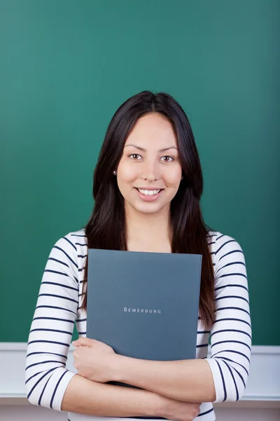 Confident asian woman holding application folder — Stock Photo, Image