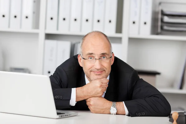 Confident businessmann leaning his head on — Stock Photo, Image