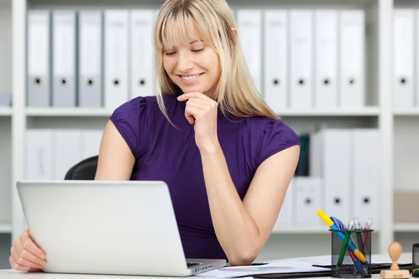 Jovem profissional trabalhando no laptop — Fotografia de Stock