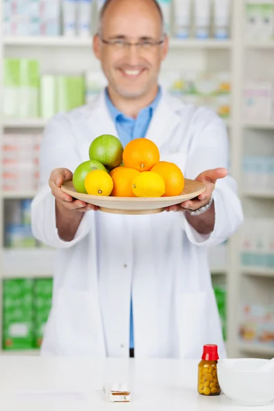 Pharmacist Holding Plate Of Fruits At Pharmacy — Stock Photo, Image