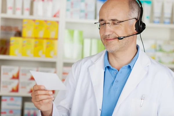 Farmacéutico alegre usando auriculares — Foto de Stock