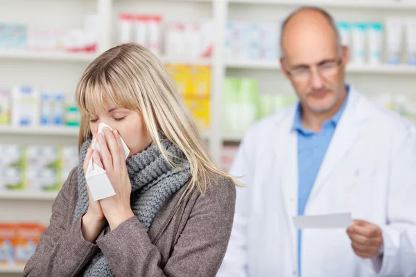 Zákazník trpí studené s lékárníkem čtení prescriptio — Stock fotografie
