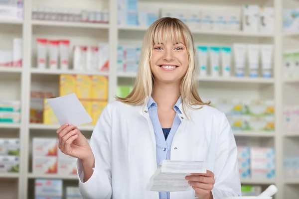 Fêmea Farmacêutica Segurando Documentos de Prescrição Em Farmácia — Fotografia de Stock