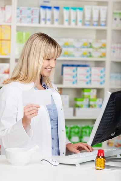 Kvinnliga farmaceut som arbetar på dator — Stockfoto