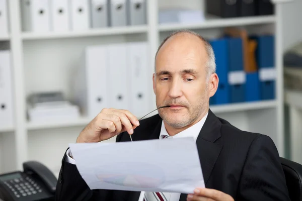 Poważny biznesmen studia papieru — Zdjęcie stockowe