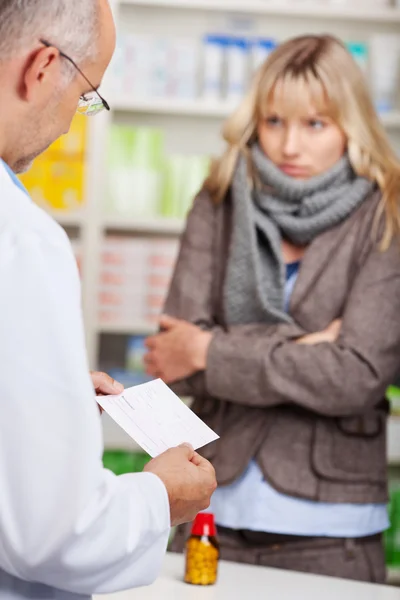 Femme avec un rhume en pharmacie — Photo