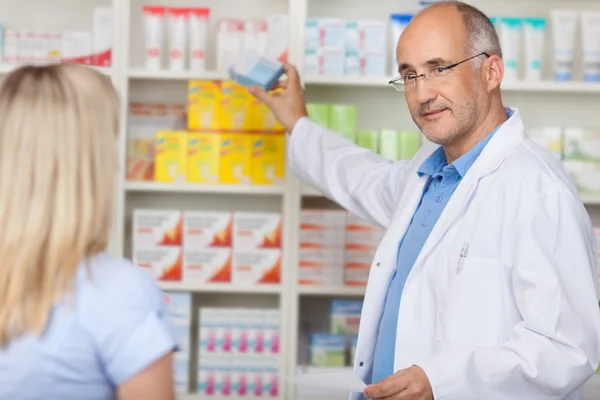 Farmaceuta mówić do kobiety klienta — Zdjęcie stockowe