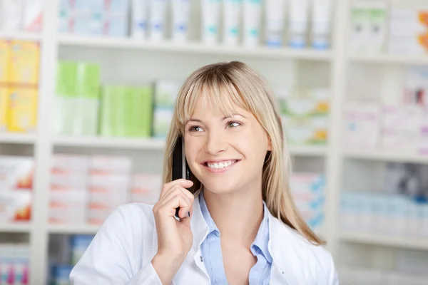 Farmacéutico seguro usando el teléfono —  Fotos de Stock