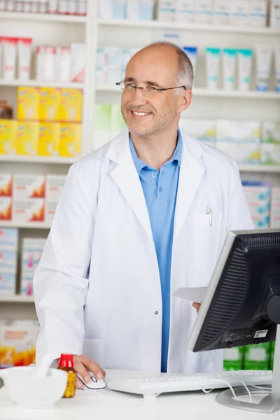 Pharmacien confiant derrière le comptoir — Photo