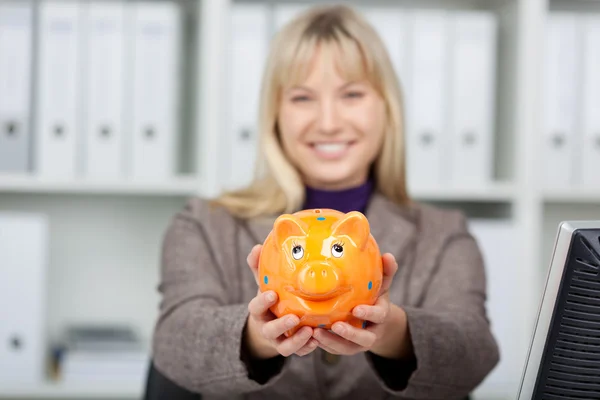 Businesswoman With Piggypank — Stock Photo, Image