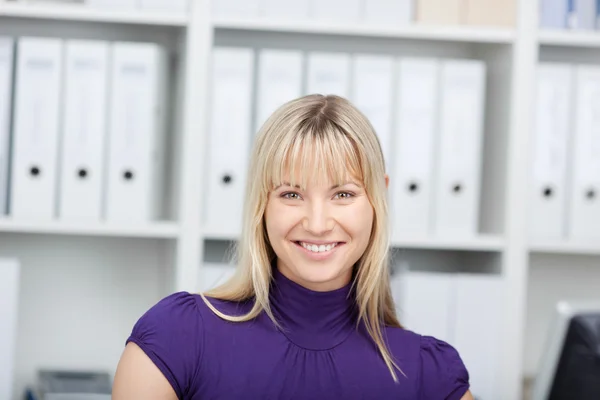 Primer plano de la mujer de negocios sonriendo —  Fotos de Stock