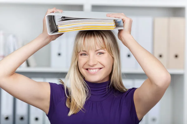 Empresária Colocando Binder na cabeça — Fotografia de Stock