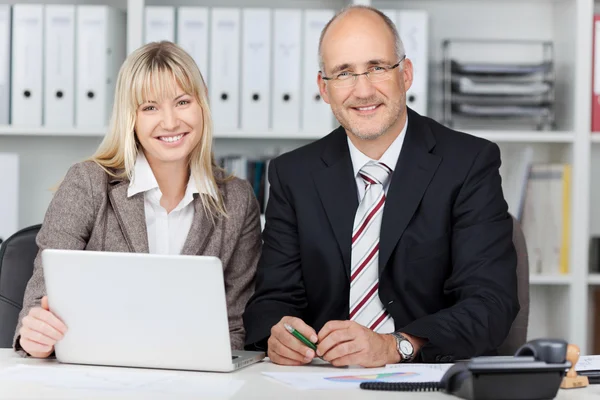 Företagare vid office bord — Stockfoto