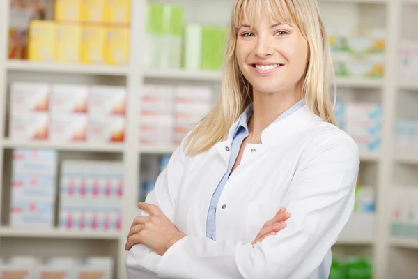 Confident pharmacist with crossed arms — Stock Photo, Image