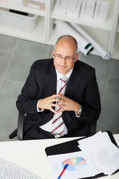 Selbstbewusster Geschäftsmann in seinem Büro — Stockfoto