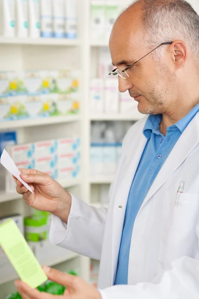 Farmaceuta posiadania recepty papieru i medycyna — Zdjęcie stockowe