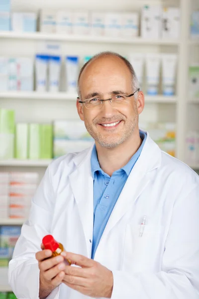 Pharmacien souriant confiant — Photo