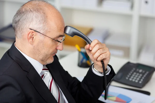 Podnikatel hospodářství telefonní sluchátko — Stock fotografie