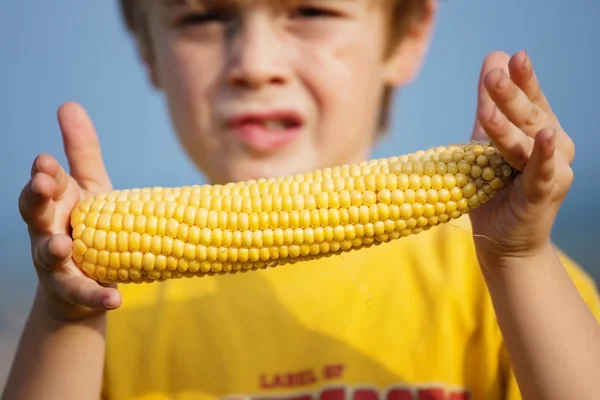 Kleiner Junge hält Mais auf dem Kolben — Stockfoto