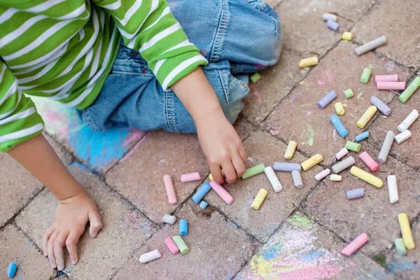 Pequeño niño pintando en el pavimento — Foto de Stock