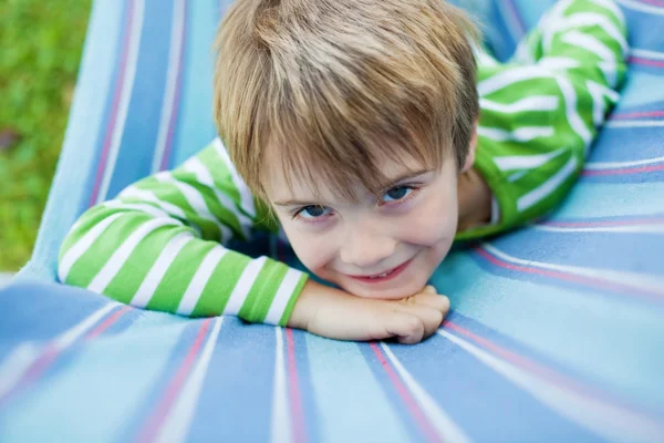 Schattige kleine jongen rusten in hangmat — Stockfoto