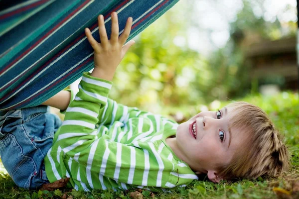 Söt liten pojke leker med hängmatta — Stockfoto