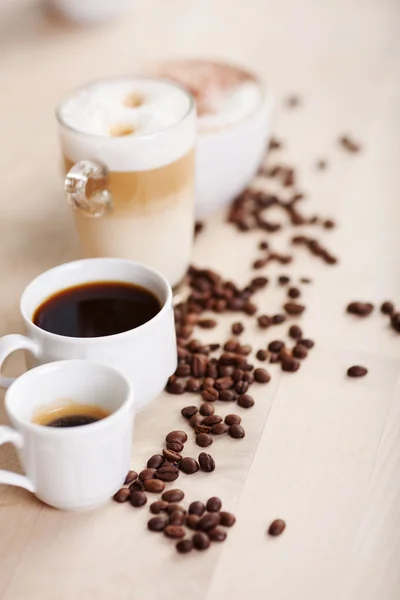 Ruim assortiment aan koffie weergegeven op tafel — Stockfoto