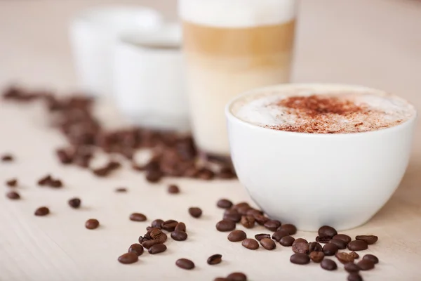 Variasjon i kaffe med kaffebønner – stockfoto