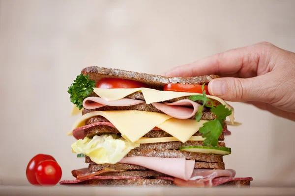 Mano della donna su hamburger — Foto Stock