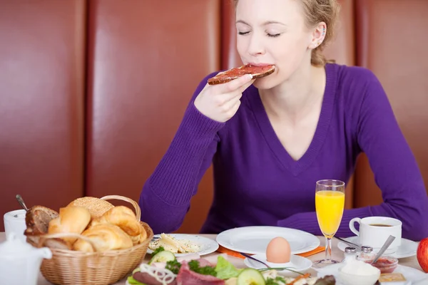 Žena líbí snídaně v hotelu — Stock fotografie