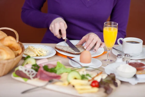 Woman having breakfast in hotel — Stock Photo, Image