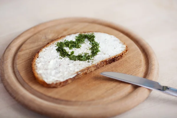 Kromka chleba z serem i serce — Zdjęcie stockowe