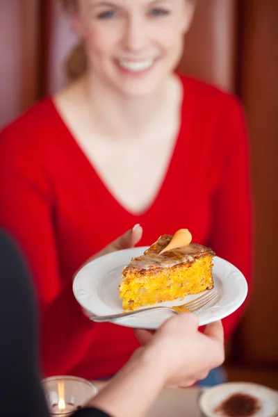 Mujer recibiendo pastelería de trabajadora en cafetería —  Fotos de Stock