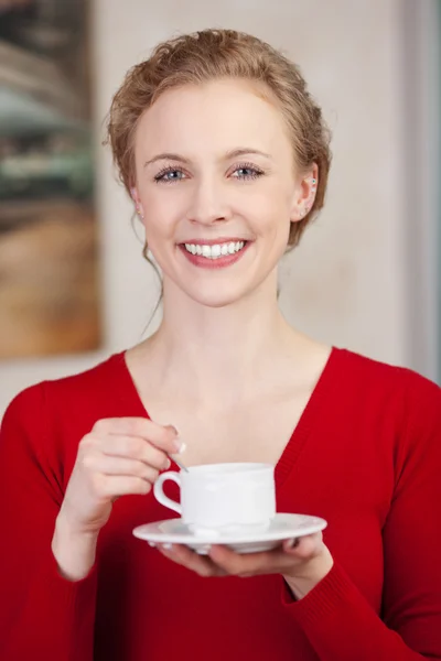 Žena držící šálek kávy — Stock fotografie