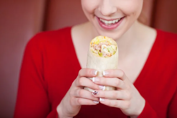 Vrouw met wrap in koffie winkel — Stockfoto