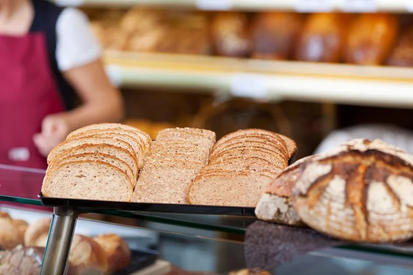 Fatias de pão de refeição inteiro na padaria — Fotografia de Stock