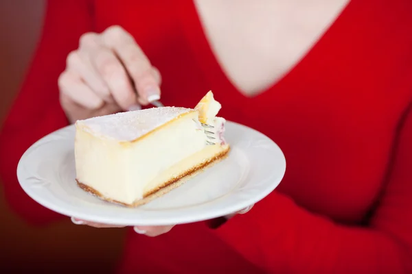 Mujer comiendo pastel de queso —  Fotos de Stock