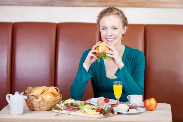 Kvinna med frukost i bageri — Stockfoto