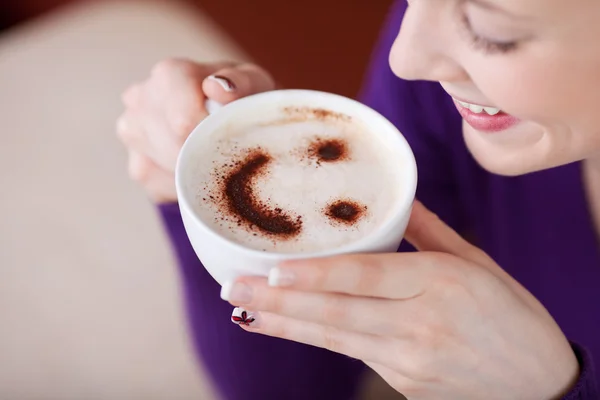 Mulher tendo Cappuccino no café — Fotografia de Stock