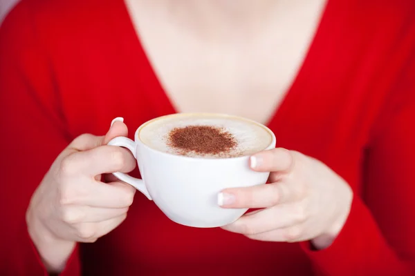 Donna con in mano una tazza di cappuccino — Foto Stock