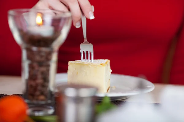 Femme mangeant du gâteau au fromage — Photo