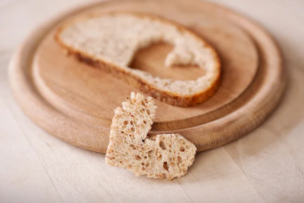 Fetta di pane con un cuore tagliato — Foto Stock