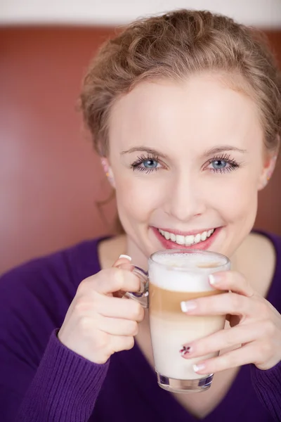 Mulher loira bonita com vidro de latte macciato — Fotografia de Stock