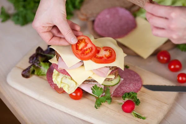 Frau bereitet Sandwiches zu — Stockfoto